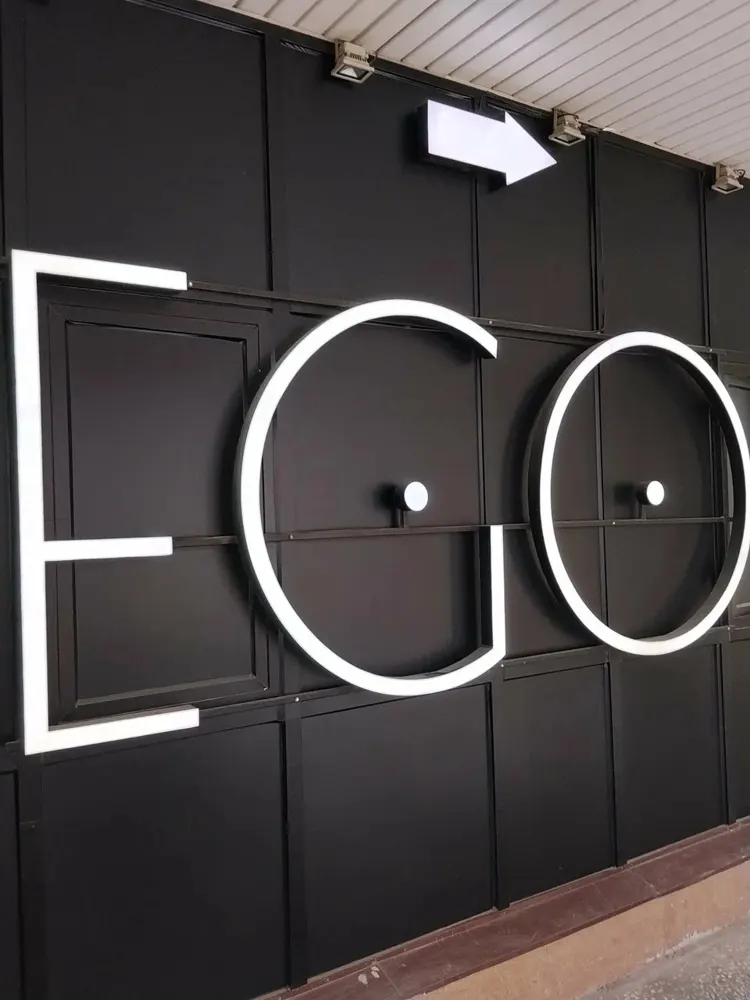 Вход в салон Spa EGO: светящиеся буквы EGO